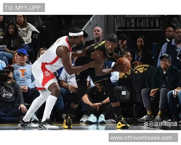 火箭与勇士激战G3关键时刻谁能掌控胜局赛场精彩瞬间回顾